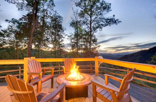 Amazing views! Minutes to white water rafting and Bryson City