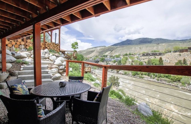 Amazing Views of Yellowstone Park & River! A 1/2 mile from YNP’s North Entrance.