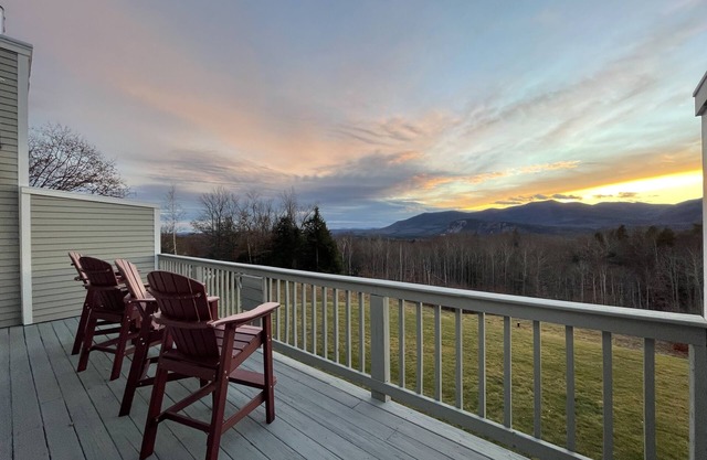 Amazing Views, Peaceful Surroundings, Yet Minutes From All The Fun. 3/2