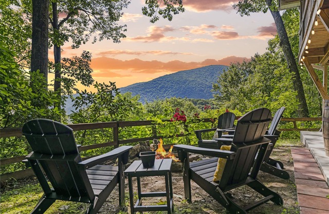 Amazing Views with Hot Tub, Pet Friendly, 5 mins to the Parkway