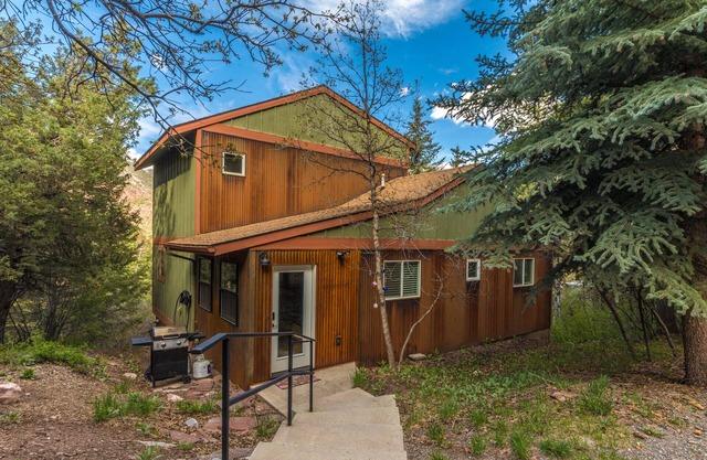Amazing Views - Wrap-Around Deck - Secluded Home
