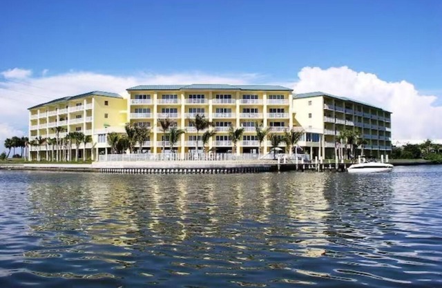 Amazing Waterfront Condo - 2 bedroom 2 bath - Large Balcony Comfortable Condo