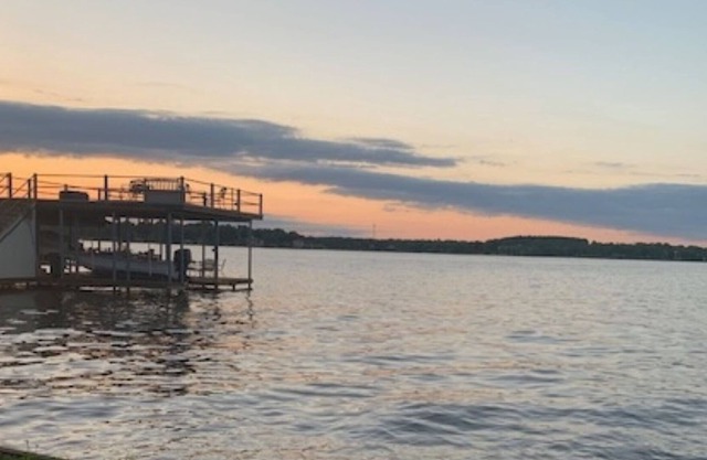 Amazing waterfront home on Cedar Creek lake!