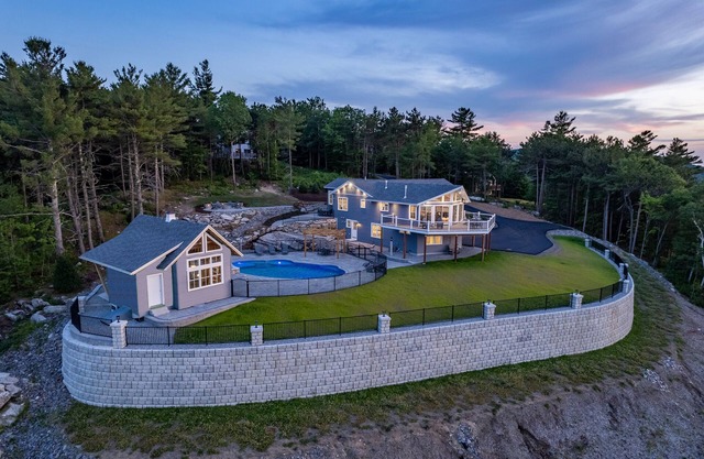 AMAZING WINNIPESAUKEE VIEWS Heated Pool Hot Tub AUGUST 30th WEEK SPECIAL