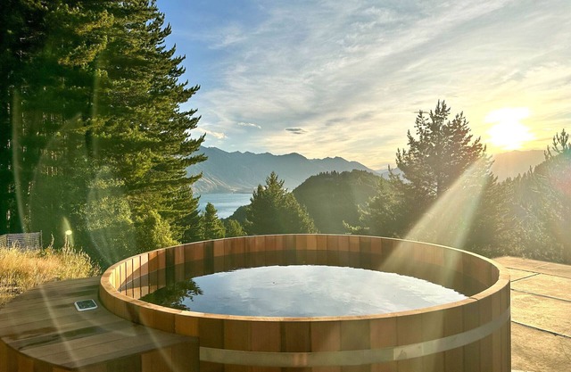 Amongst the pines, 2 bedroom bach, Stellar Views