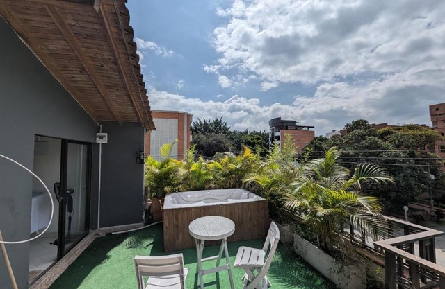 Amplio Apto con Jacuzzy Terraza 2B 4hab Laureles