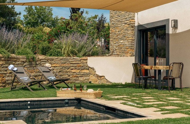 An apartment with a garden, a terrace and a Jacuzzi in a vineyard estate – Sleeps 4