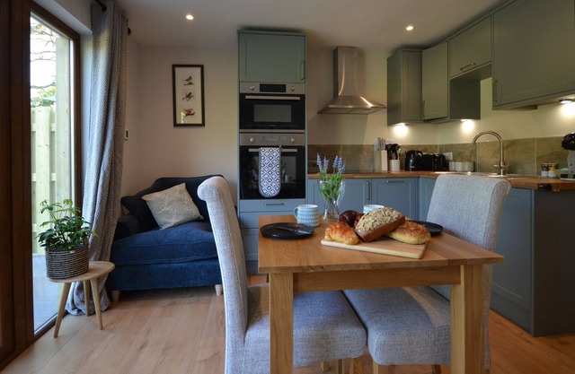 An attractive converted barn all set on ground floor level with 1 bedroom and en-suite shower room