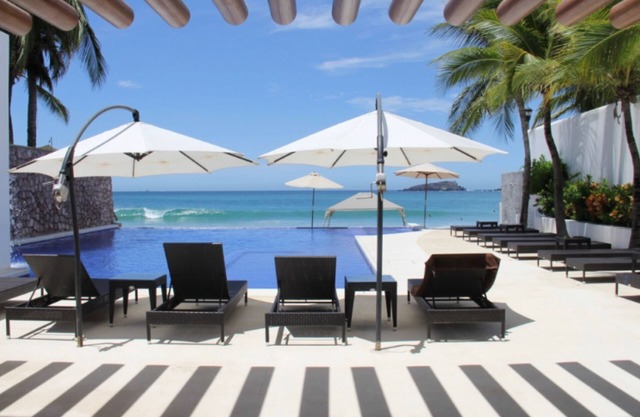 An elegant and peaceful apartment located in a exclusive front beach condo