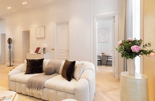 An Exceptional 3-BR/3BA with Services - Louvre