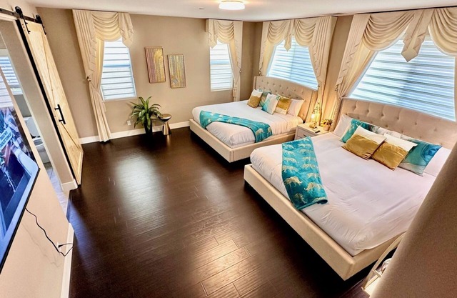 Anaheim luxury home/8 king/theater/game room/3.5 bathR/elevator/near Disneyland