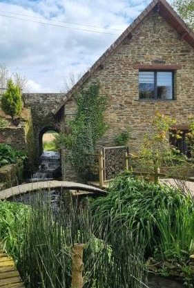 Ancien moulin près d'un ruisseau