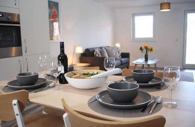 Anderson Hoose Beautiful 2 bed apt at Edinburgh's seaside with private parking