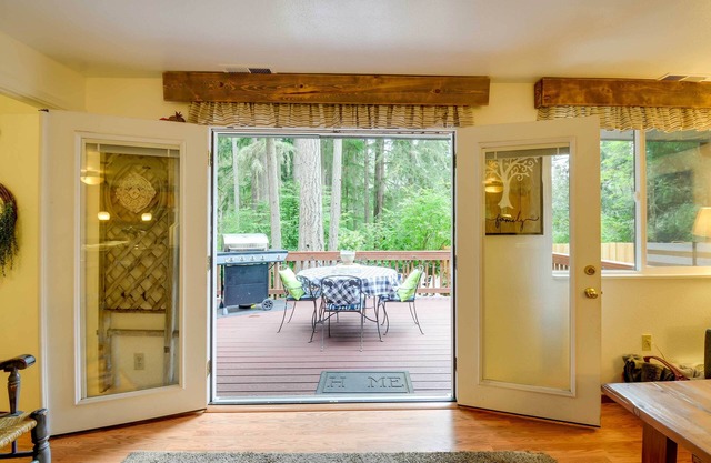 Anderson Island Home w/Hot Tub, Near Beaches