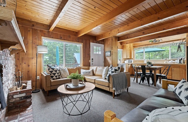 Anderson Lake House in the Heart of Shaver!