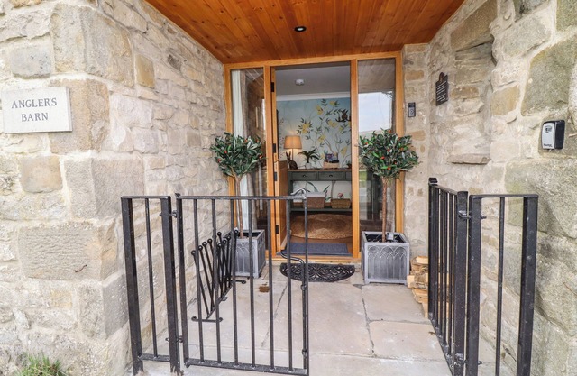 ANGLERS BARN, pet friendly, with open fire in Grassington