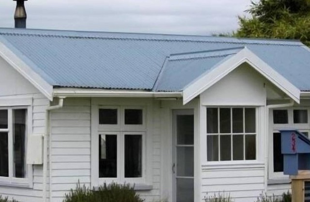 Ann's Cottage - By the Sea -One minute Walk to the Beach