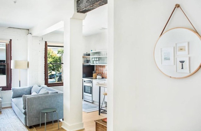 Annabelle 3C - Roomy Hip 2BR in the Heart of Downtown Savannah
