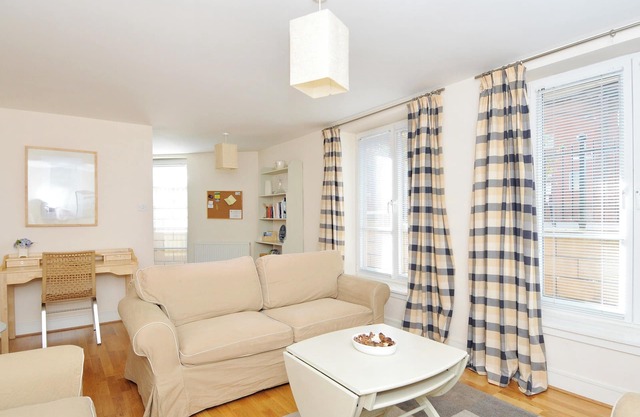 Annandale Street [201] is a Quiet 2 bed flat near Leith Walk with secure parking