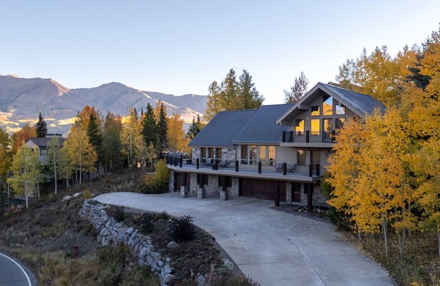 Anthracite Lodge/Ski-in Ski-out Luxury with Incredible Views! Hot Tub! Garage!