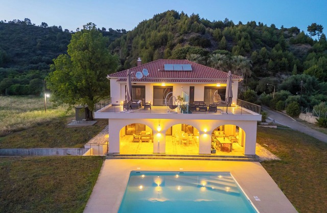 Antinea Olympian Villa East studio