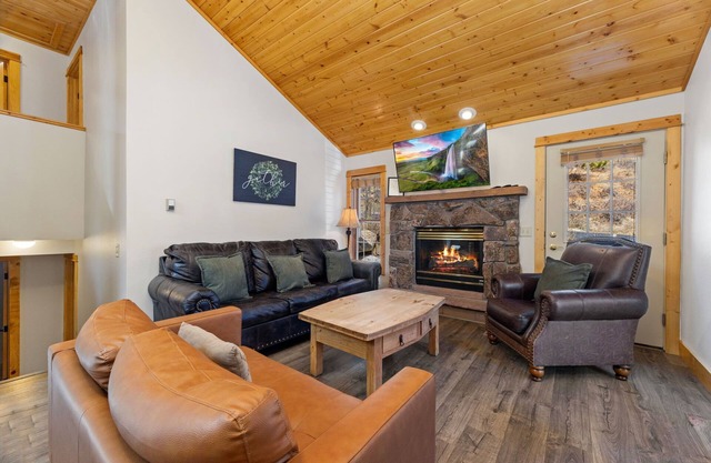 Antlers Pointe 1 (Private Hot tub) River Views!
