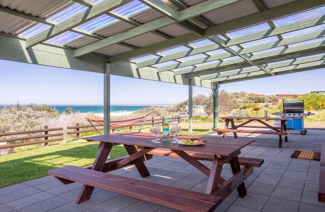 Antonio's Paradise – direct beach access