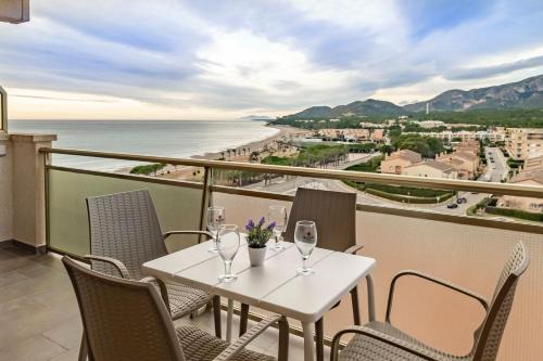 Apartamento con terraza, vistas playa y montaña