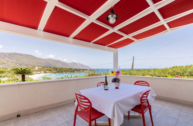 Apartment 'Casa Verde' with Sea View, Terrace & Wi-Fi