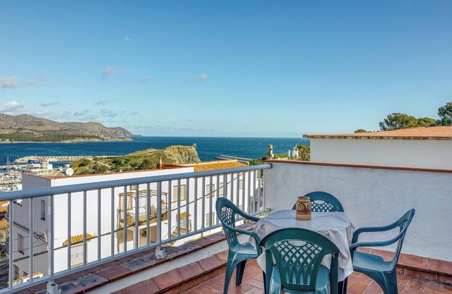 Apartment "Ático Vistas Llançà" Near Beach with Sea View & Terrace