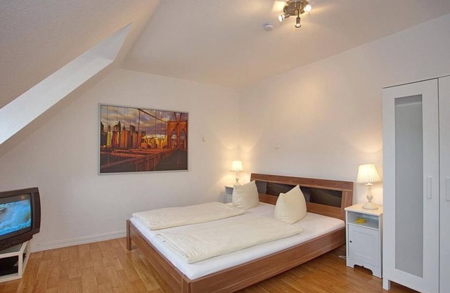 Apartment 1/living room/bedroom/bathroom, WC - Ferienwohnung am Rathausmarkt 1 & 2