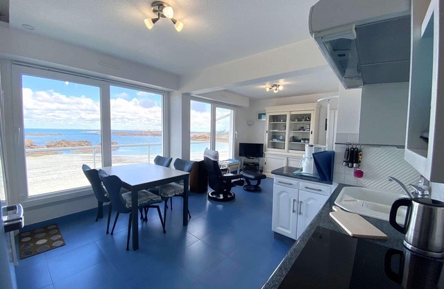 Apartment. 2 bedrooms EXCEPTIONAL SEA VIEW, Greve Blanche beach TREGASTEL