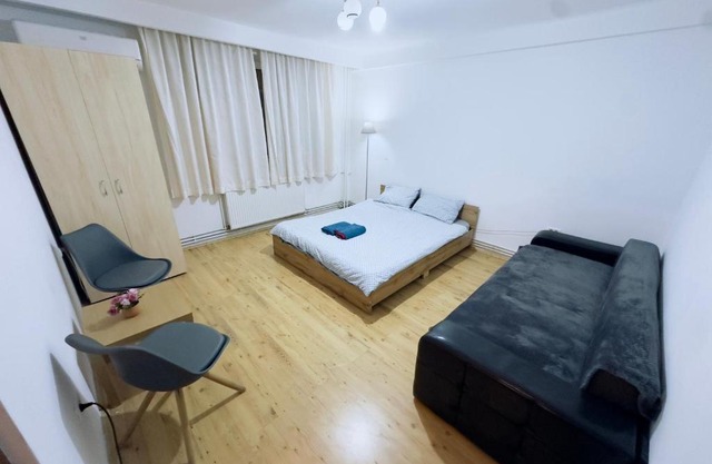 Apartment 2 camere Centru Piata 700