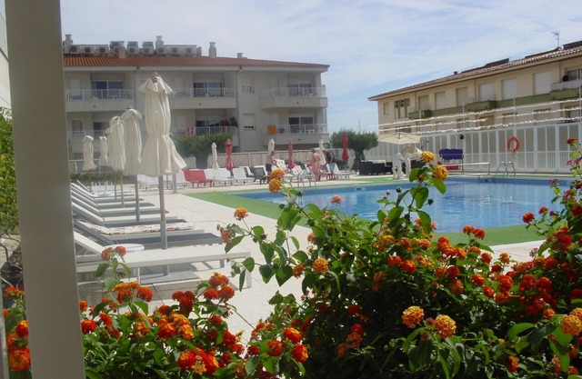 APARTMENT (3 ADULTS + 2 CHILDREN) POOL VIEW