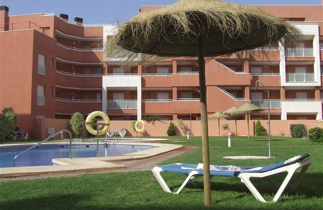 Apartment 300m to the beach, Pool Views with Balcony & Wi-Fi