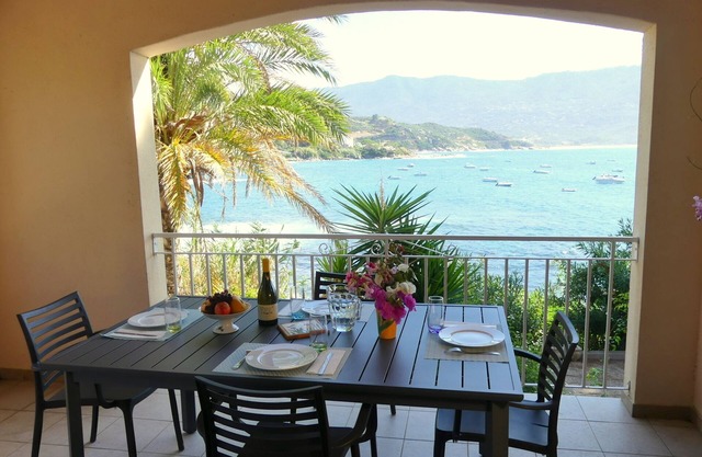 APARTMENT (3Pieces) IMPREGNABLE VIEW "FEET IN THE WATER N ° 5 (cap 4 to 6 pers)