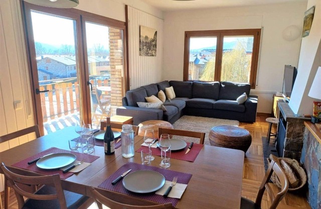 Apartment 4 rooms Pool, Fireplace, Cadí Views, 8 Pax