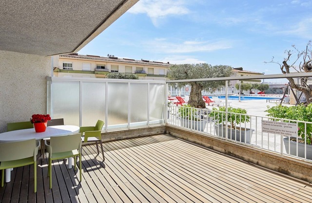 APARTMENT 7 ADULTS POOL VIEW