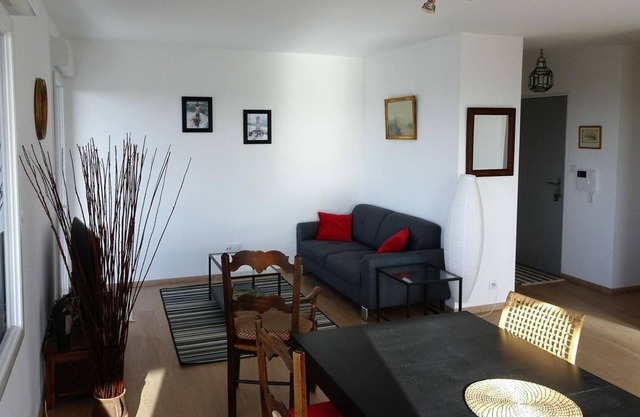 Apartment 85m2 + balcony 12m2 / Sea view / 2 bedrooms / garage