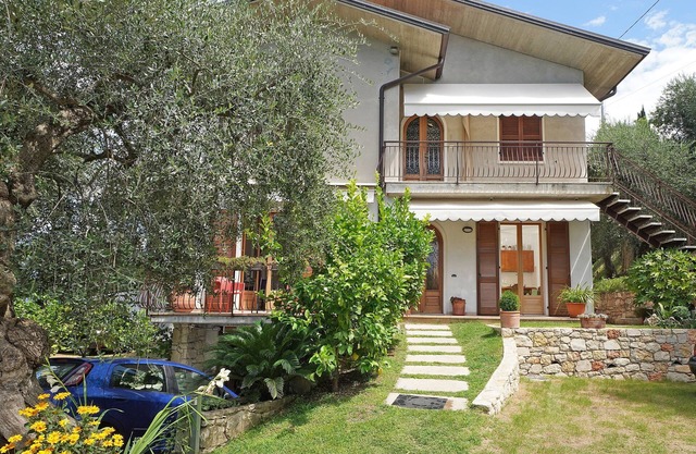 Apartment "Anna Torri" With Beautiful Garden and Lake View