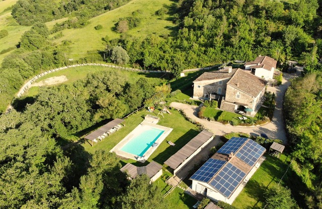 Apartment ARANCIONE with private entrance, equipped garden and shared pool.