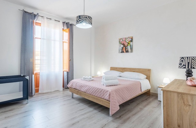 Apartment 'Bienvenue Chez Sarah' with Sea View, Balcony and Air Conditioning