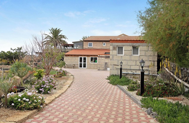 Apartment "Casa Munay" with Sea View, Terrace & Shared Garden
