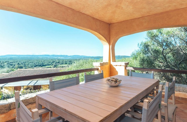 Apartment 'Casa Lauretta' with Sea View, Shared Pool and Air Conditioning