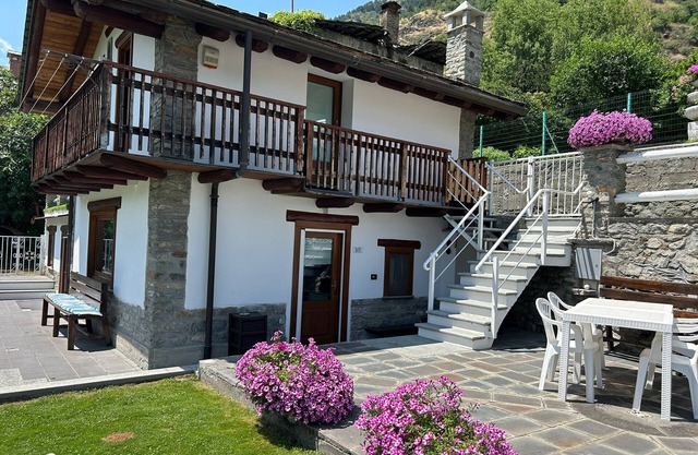 Apartment 'Casa Sabrina - Appartamento Bianco' with Mountain View, Private Terrace and Wi-Fi