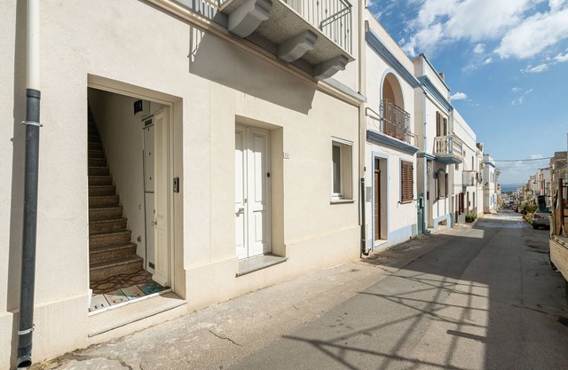 Apartment 'Casa Vacanze Riflessi Sul Mare' with Balcony, Wi-Fi and Air Conditioning