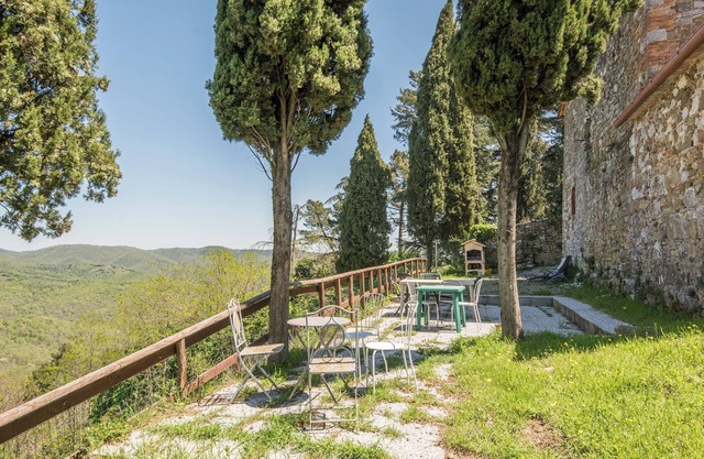 Apartment Casale Rosennano - Tinaia with Shared Garden & Wi-Fi