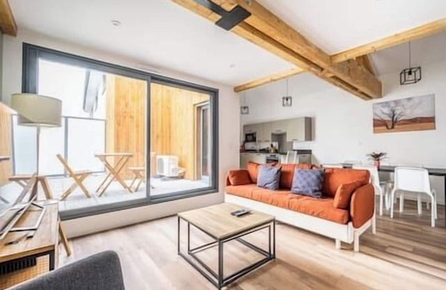 Apartment Comfortable in the centre of Pau: parking, AC.