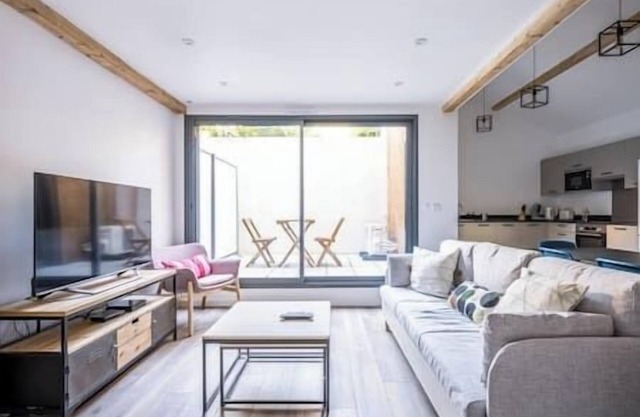 Apartment Comfortable in the centre of Pau: parking, AC.