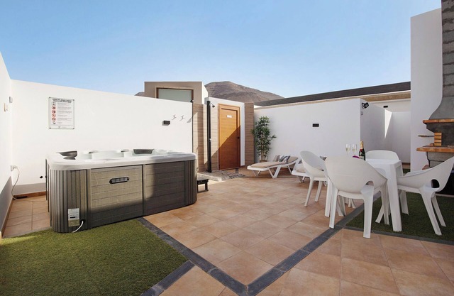 Apartment "Eclipse" in Puerto del Rosario with Mountain View, Jacuzzi, Wi-Fi, A/C & Terrace